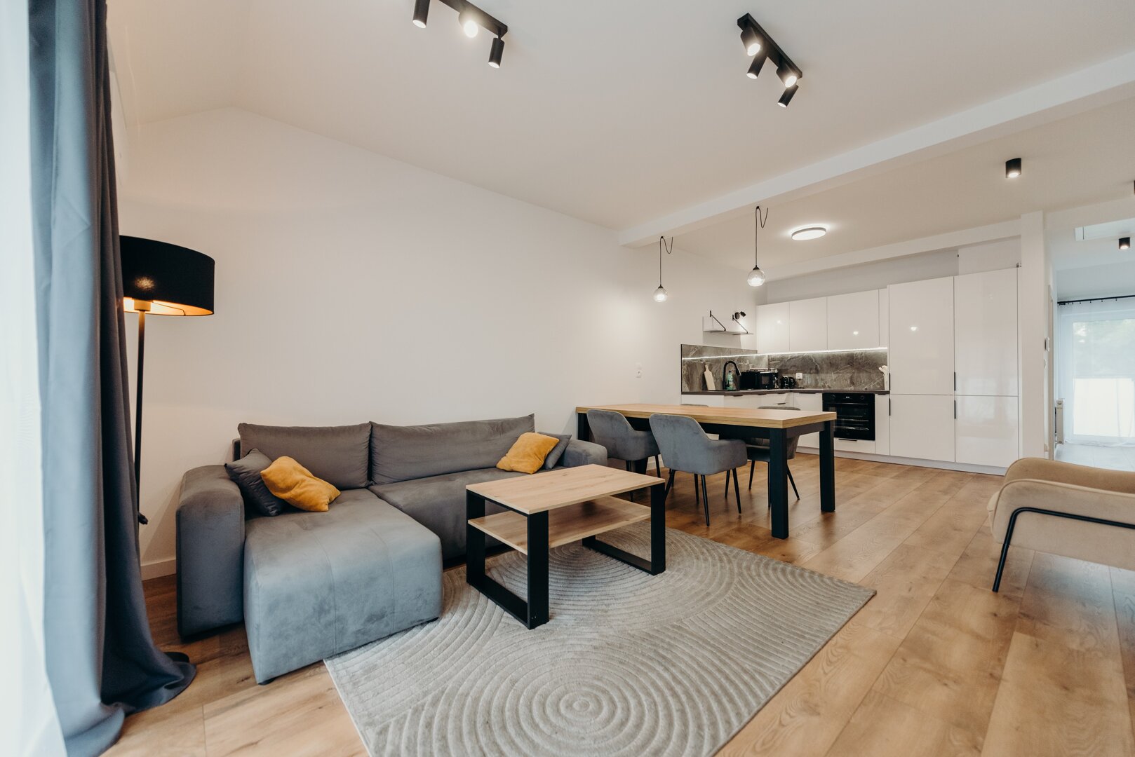 Apartament z ogr&oacute;dkiem F1